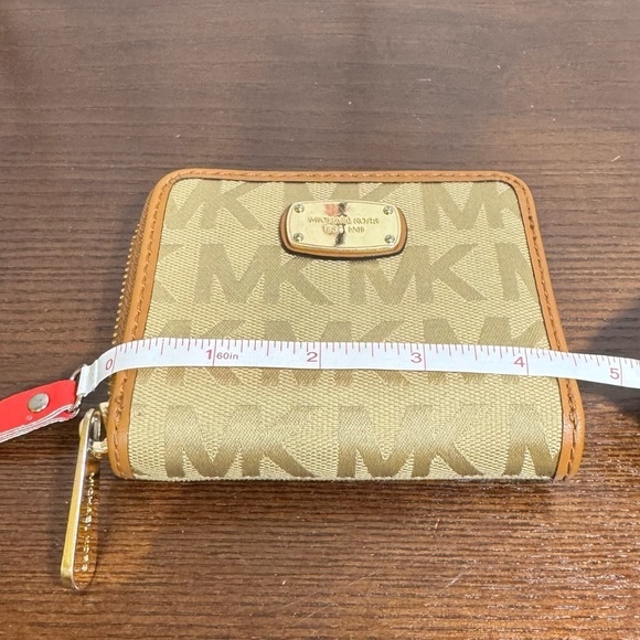 MICHAEL KORS monogram canvas zippered bifold wallet with gold hardwares EUC - Picture 3 of 11